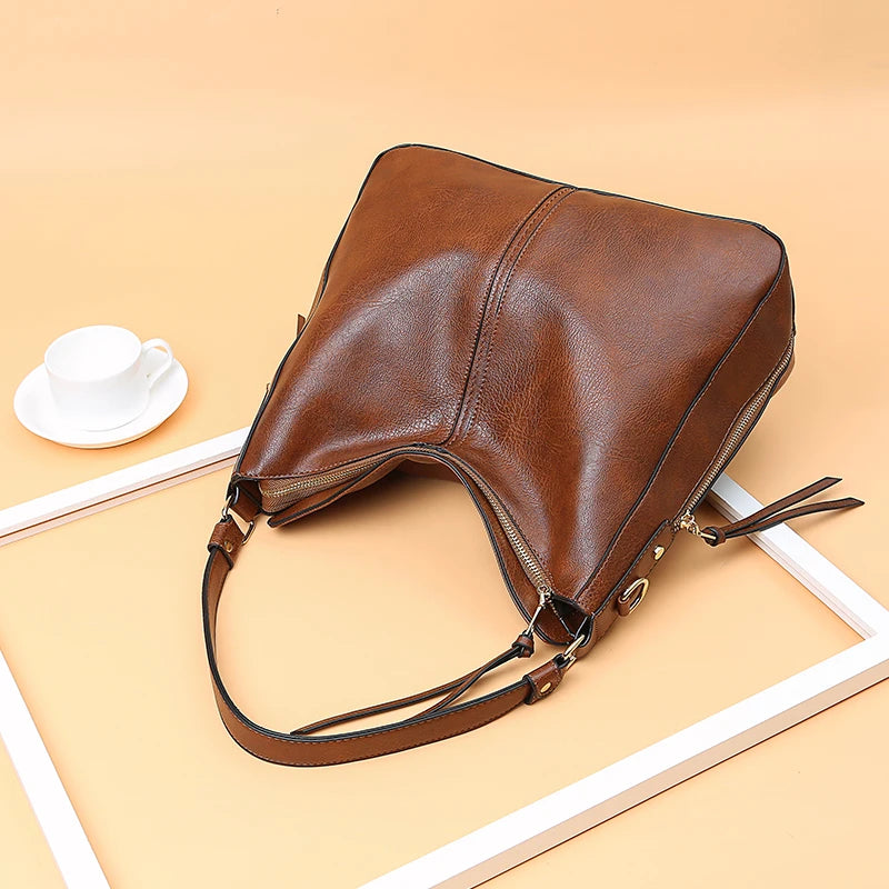 Sac hobo femme marron en polyuréthane à fermeture zippée