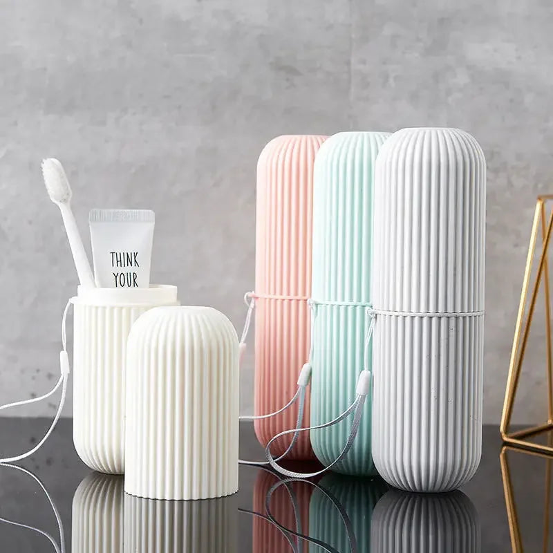 Étui pour brosse à dents gris clair avec dragonne et trous d’aération