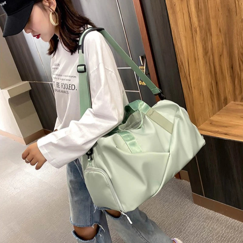 Sac de sport femme vert menthe en nylon, compartiment sec et humide