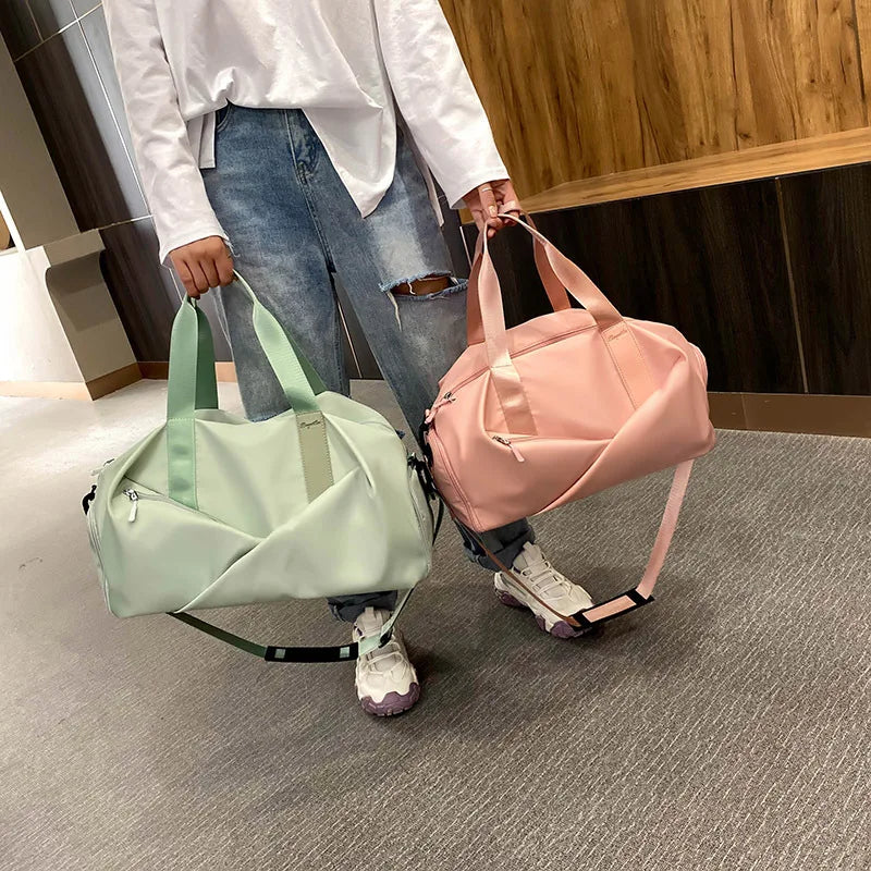 Sac de sport femme vert menthe en nylon, compartiment sec et humide