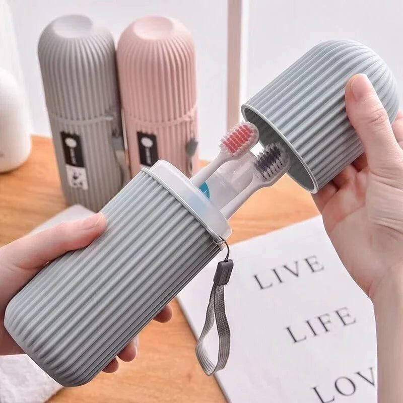 Étui pour brosse à dents gris clair avec dragonne et trous d’aération