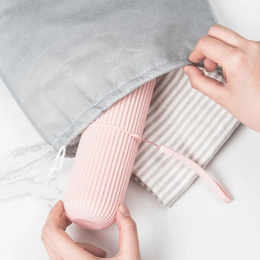 Étui pour brosse à dents gris clair avec dragonne et trous d’aération