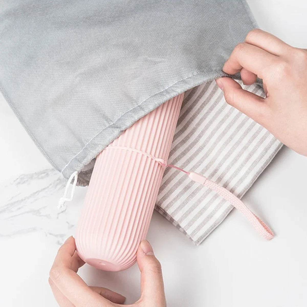 Étui pour brosse à dents gris clair avec dragonne et trous d’aération
