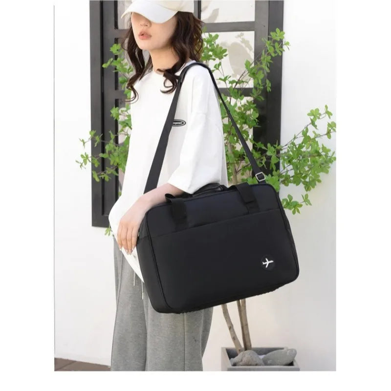 Sac cabine noir en polyester avec poche frontale et bandoulière amovible